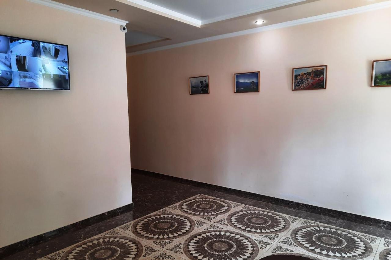 Отель На Садовой Sukhumi Bagian luar foto